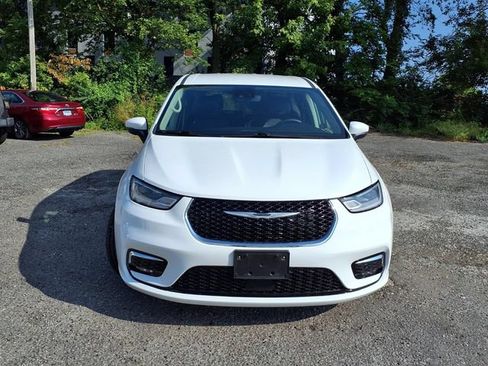 Used 2023 Chrysler Pacifica Touring-L FWD image 30