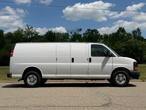 Used 2012 Chevrolet Express 2500 Extended RWD image 3