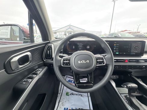 Used 2025 Kia Sorento LX image 14