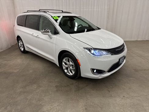 Used 2020 Chrysler Pacifica Limited image 1