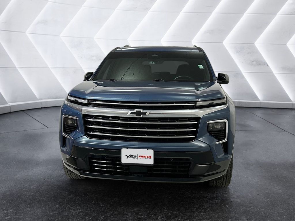 Used 2025 Chevrolet Traverse High Country w/ LPO, Cargo Package FWD image 2