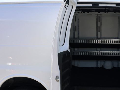 Used 2018 Chevrolet Express 2500 image 27