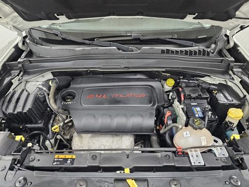 Used 2017 Jeep Renegade Latitude FWD image 10