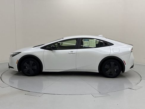 Used 2025 Toyota Prius LE image 3