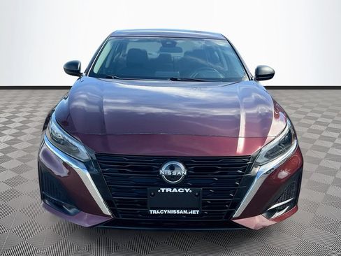 Used 2024 Nissan Altima 2.5 SV FWD image 2