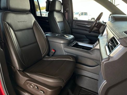 Used 2021 GMC Yukon XL Denali w/ Denali Premium Package image 17