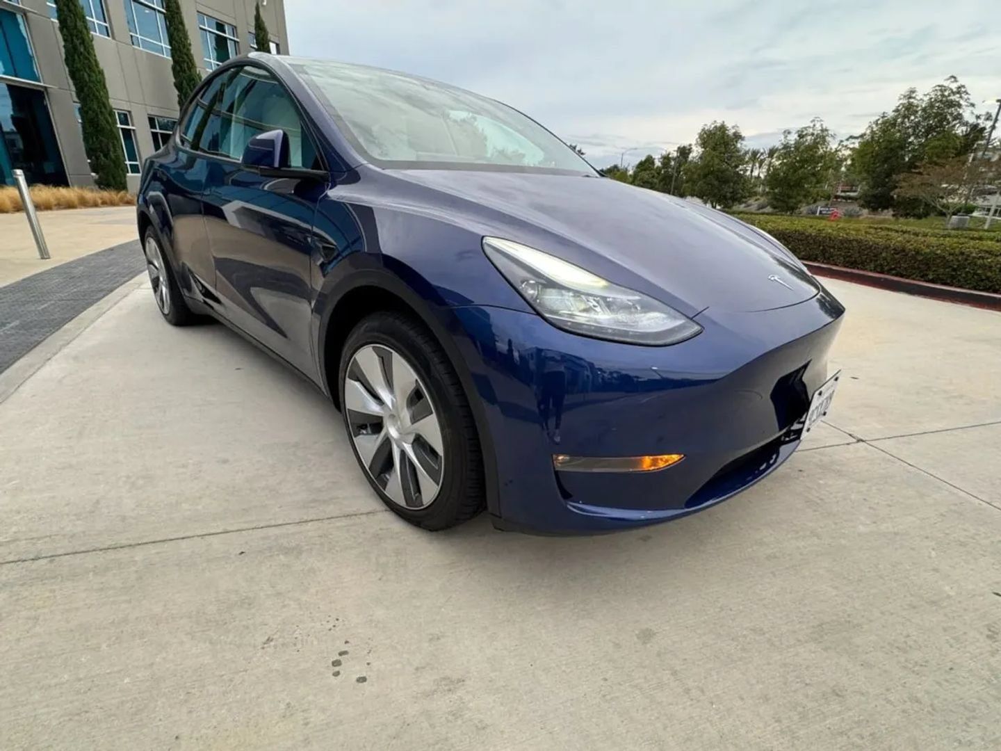 Used 2023 Tesla Model Y Long Range AWD/4WD image 2