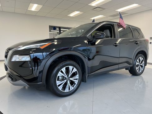 Used 2023 Nissan Rogue SV image 3