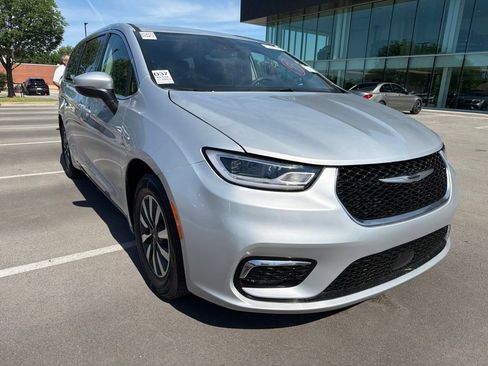 Used 2023 Chrysler Pacifica Touring-L FWD image 1