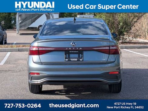 Used 2025 Volkswagen Jetta SE image 4