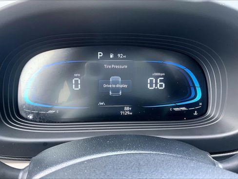 Used 2025 Hyundai Venue SEL FWD image 25