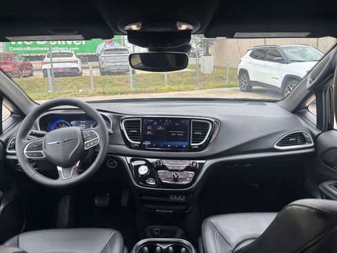 Used 2025 Chrysler Pacifica Select image 36