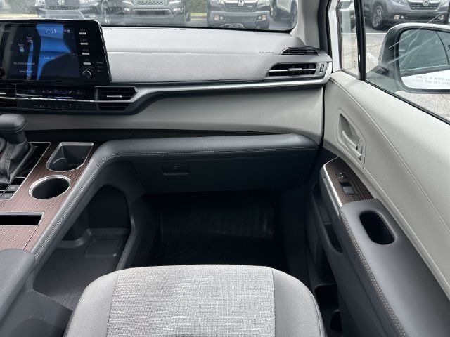 Used 2024 Toyota Sienna LE AWD/4WD image 16