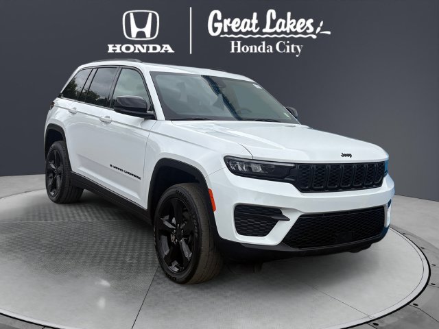 Used 2025 Jeep Grand Cherokee Altitude AWD/4WD image 1