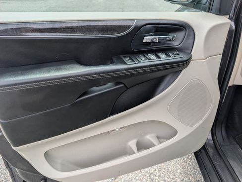Used 2015 Chrysler Town & Country Touring FWD image 13