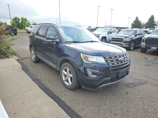 Used 2017 Ford Explorer XLT w/ Equipment Group 202A AWD/4WD image 3