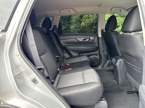 Used 2018 Nissan Rogue SV image 26