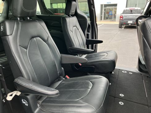 Used 2020 Chrysler Pacifica Touring-L Plus image 33