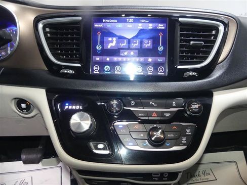 Used 2018 Chrysler Pacifica Touring-L Plus FWD image 35