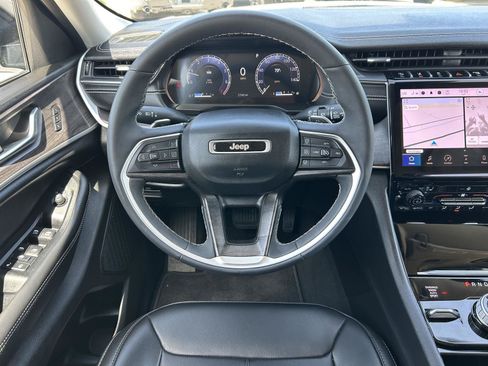 Used 2023 Jeep Grand Cherokee Limited w/ Black Appearance Package AWD/4WD image 18