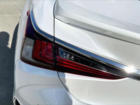 Certified 2025 Lexus ES 300h w/ Premium Package image 28
