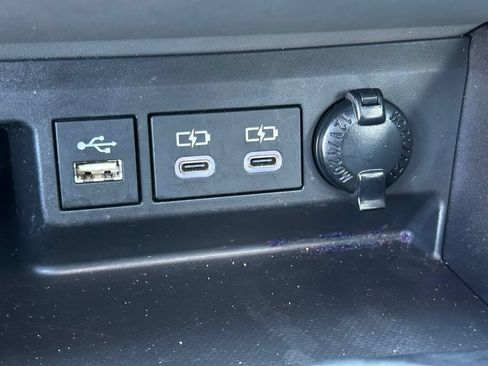 Used 2023 Toyota Highlander XLE FWD image 33