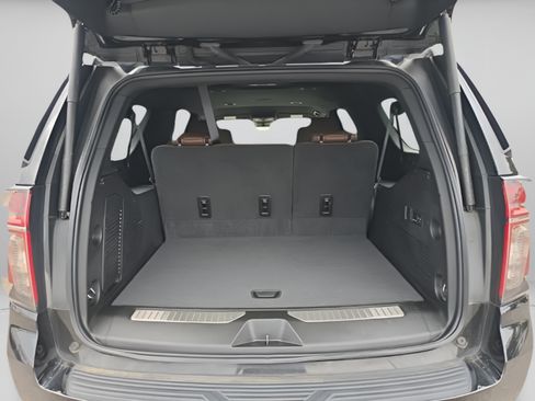 Used 2024 Chevrolet Suburban High Country RWD image 10