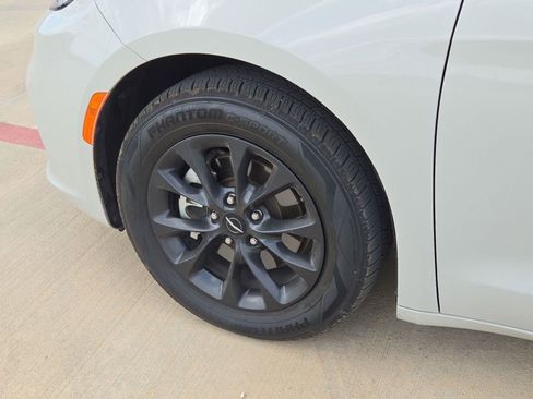 Used 2021 Chrysler Pacifica Touring w/ S Appearance Package image 26