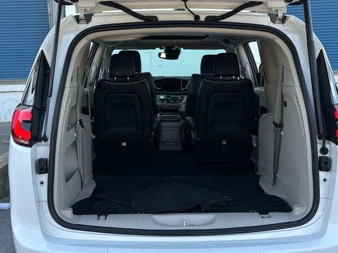 Used 2023 Chrysler Pacifica Limited image 39