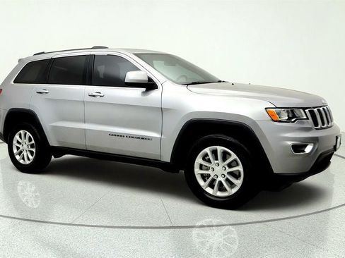 Used 2021 Jeep Grand Cherokee Laredo RWD image 3