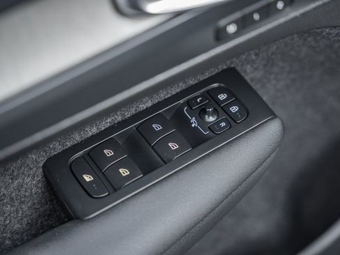 Used 2024 Volvo XC40 B5 Plus w/ Protection Package Premier image 38