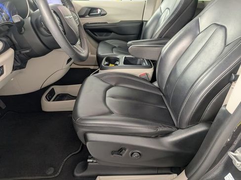 Used 2023 Chrysler Pacifica Touring-L FWD image 12