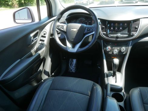 Used 2022 Chevrolet Trax LT w/ LT Convenience Package AWD/4WD image 9
