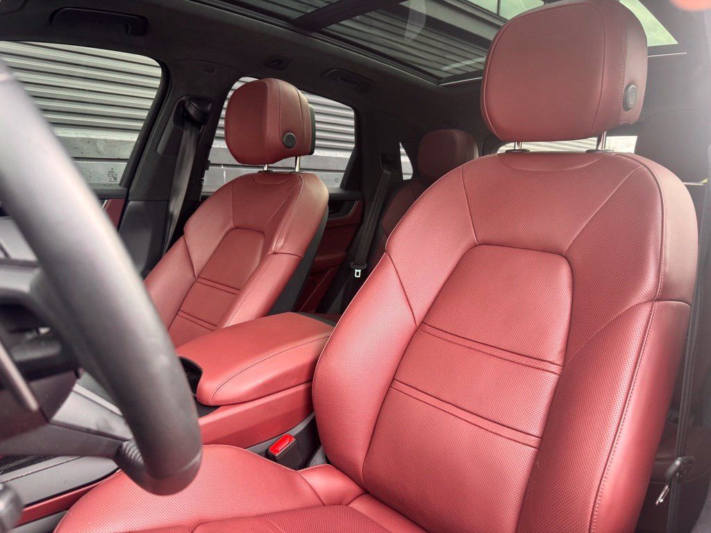 Certified 2025 Porsche Cayenne Turbo AWD/4WD image 16