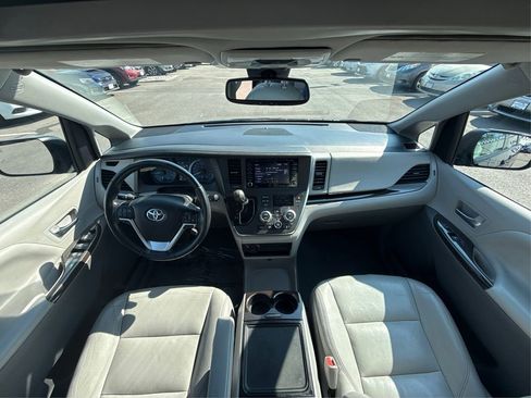 Used 2019 Toyota Sienna XLE image 32