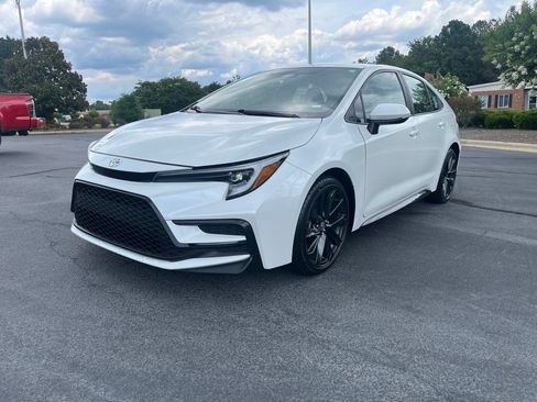 Used 2024 Toyota Corolla SE FWD image 3