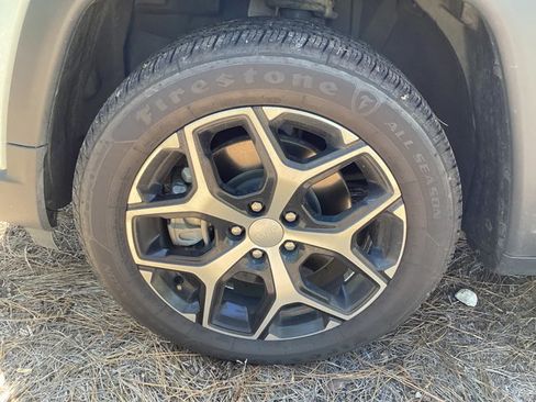 Used 2024 Jeep Compass Latitude image 7