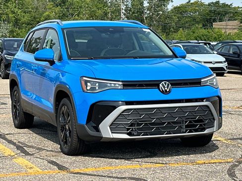 New 2025 Volkswagen Taos SE image 7