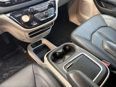 Used 2024 Chrysler Pacifica Touring-L image 37