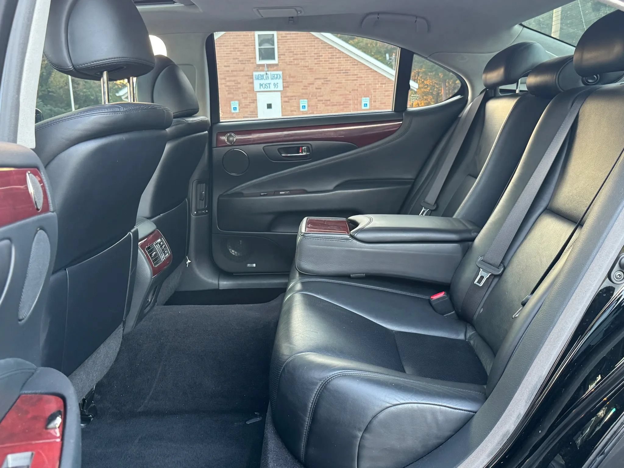 Used 2010 Lexus LS 460 L w/ Luxury Pkg RWD image 16
