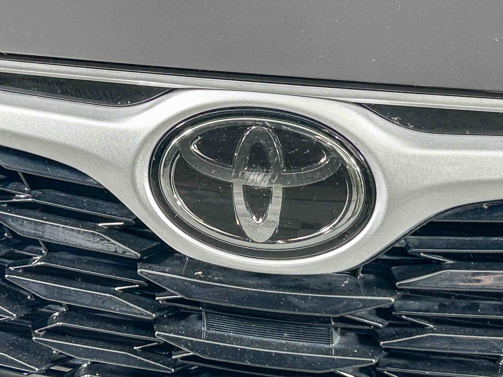 Used 2021 Toyota Highlander LE FWD image 5
