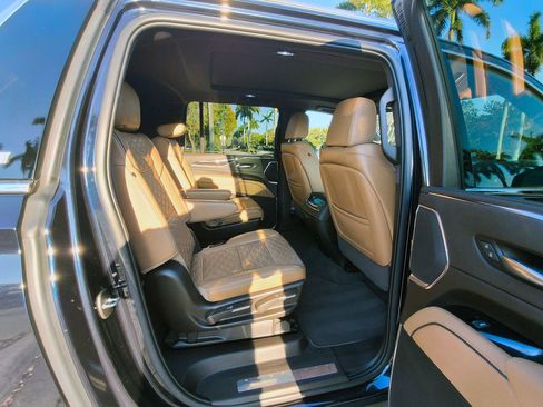 Used 2022 Cadillac Escalade ESV Premium Luxury image 13