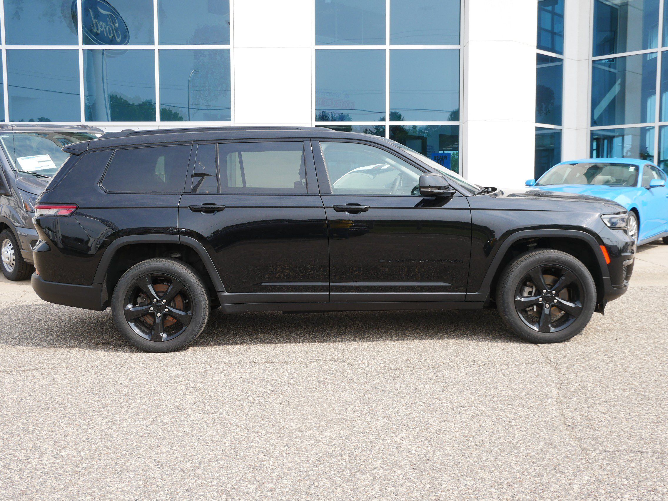 Used 2023 Jeep Grand Cherokee L Limited w/ Black Appearance Package AWD/4WD image 2