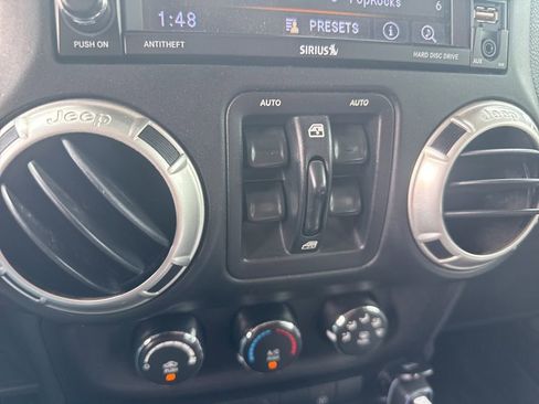 Used 2018 Jeep Wrangler Unlimited Sahara AWD/4WD image 16