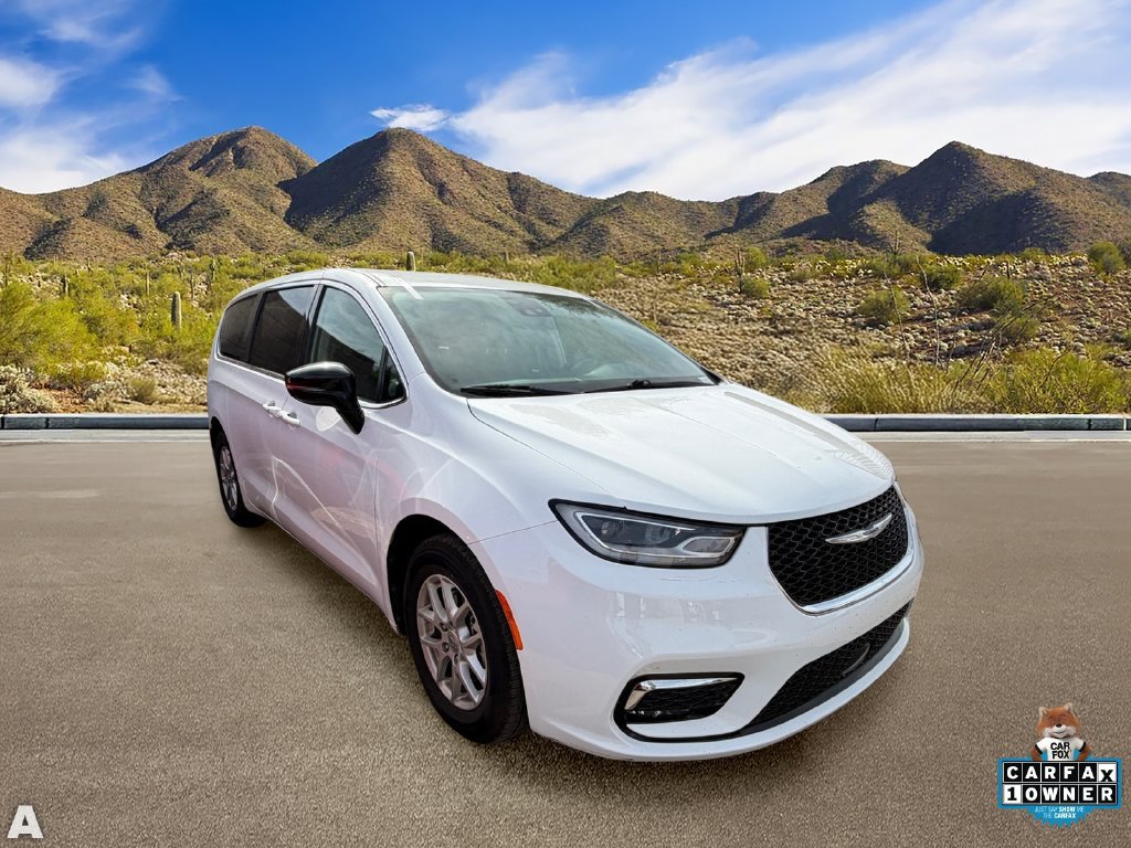 Used 2024 Chrysler Pacifica Touring-L FWD image 4