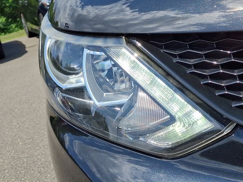 Used 2019 Nissan Rogue Sport SV w/ Technology Package image 9