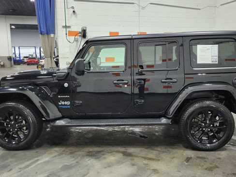 Used 2022 Jeep Wrangler Unlimited Sahara w/ Cold Weather Group image 16