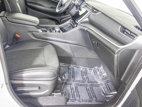 New 2025 Jeep Grand Cherokee Altitude image 35