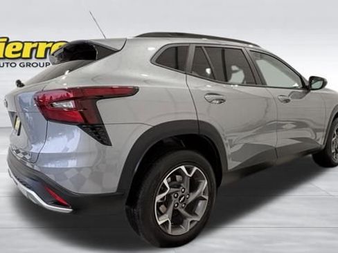 Used 2025 Chevrolet Trax LT w/ LT Convenience Package image 5