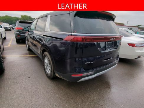 Used 2023 Kia Carnival LX FWD image 4